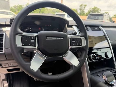 Used 2024 Land Rover Discovery Dynamic SE AWD/4WD image 23