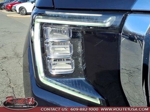 Used 2023 GMC Yukon XL SLT w/ SLT Premium Package image 10