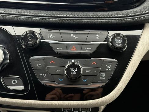 Used 2023 Chrysler Pacifica Touring-L image 26