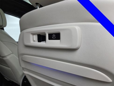 Used 2022 BMW X5 xDrive40i w/ M Sport Package image 25