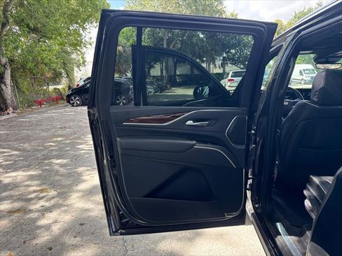 Used 2021 Cadillac Escalade ESV Premium Luxury w/ LPO, Illumination Package AWD/4WD image 22