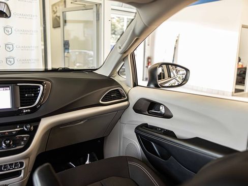 Used 2022 Chrysler Voyager LX image 38