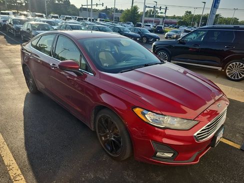 Used 2019 Ford Fusion SE w/ Equipment Group 151A FWD image 2