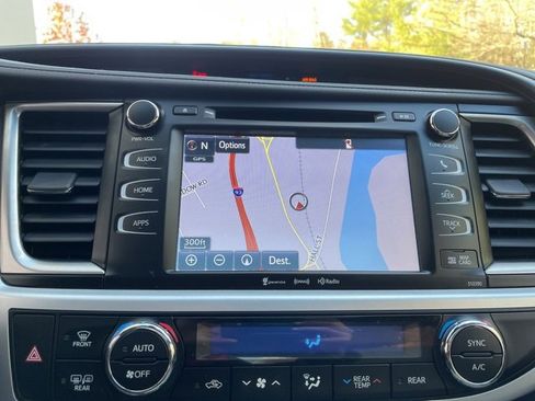 Used 2019 Toyota Highlander XLE image 29