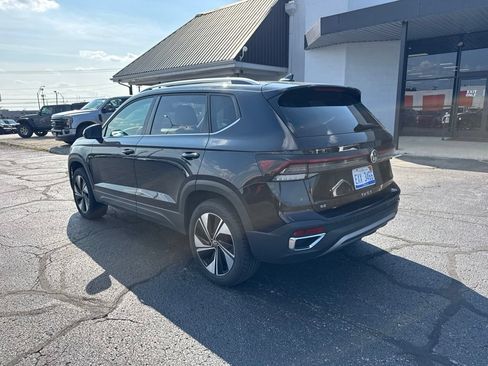Used 2025 Volkswagen Taos SE AWD/4WD image 3
