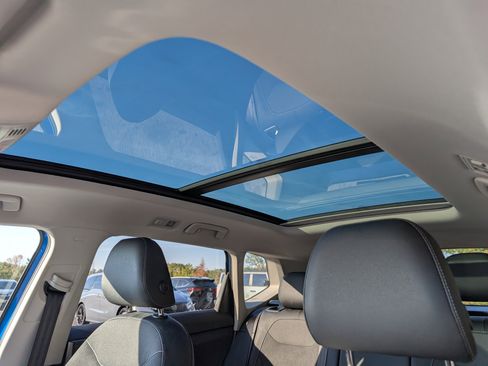 Used 2025 Volkswagen Taos SE image 15