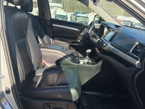 Used 2017 Toyota Highlander XLE image 16