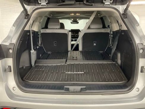 Used 2024 Toyota Highlander XLE AWD/4WD image 8
