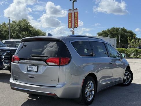 Used 2018 Chrysler Pacifica Limited FWD image 3