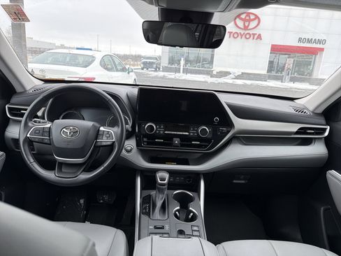 Used 2023 Toyota Highlander XLE image 10