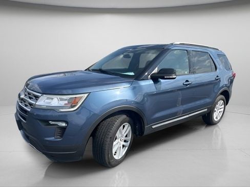 Used 2018 Ford Explorer XLT w/ Equipment Group 202A image 2