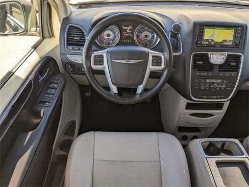 Used 2014 Chrysler Town & Country Touring-L w/ Driver Convenience Group image 14