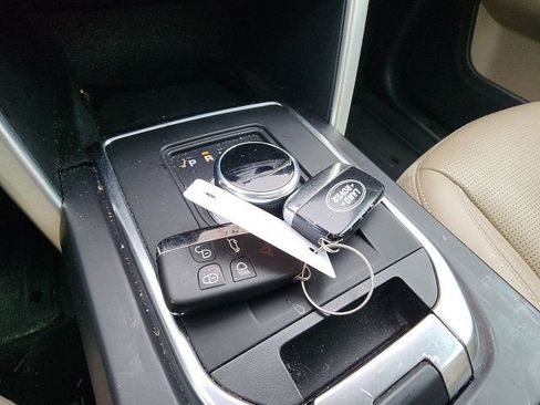 Used 2019 Land Rover Discovery Sport HSE image 28