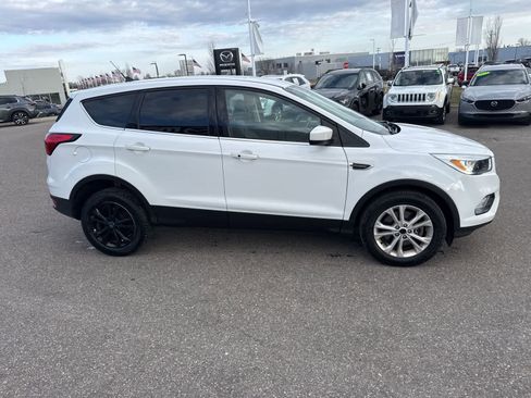 Used 2019 Ford Escape SE image 4