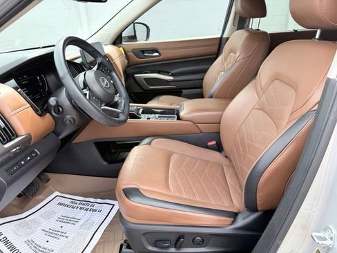 Used 2024 Nissan Pathfinder Platinum FWD image 14