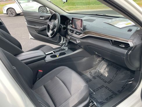 Used 2025 Nissan Altima 2.5 SV image 14