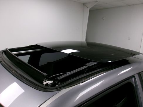 Used 2017 Hyundai Veloster Value Edition image 4