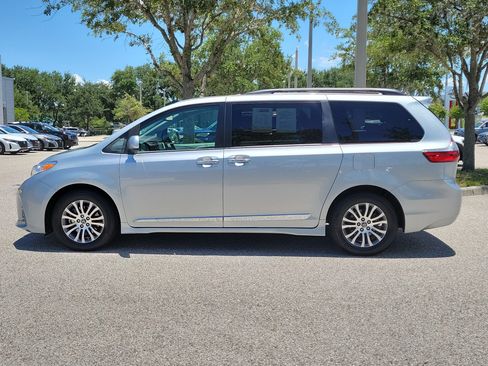 Used 2020 Toyota Sienna XLE w/ XLE Navigation Package FWD image 9