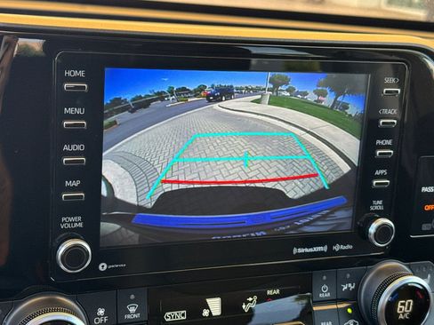 Used 2022 Toyota Highlander XLE FWD image 25