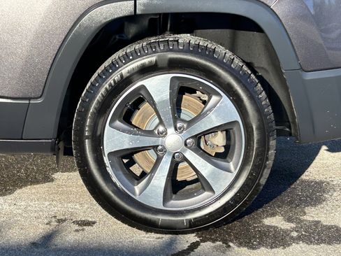 Used 2019 Jeep Cherokee Limited AWD/4WD image 5