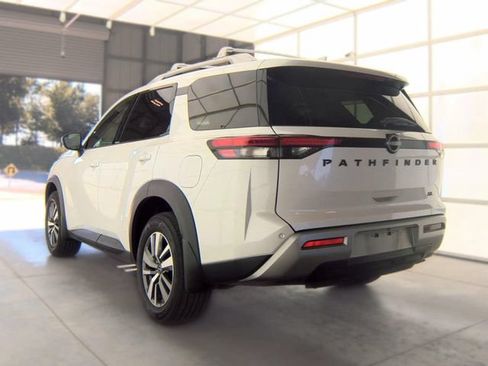 Certified 2025 Nissan Pathfinder SL w/ Black Appearance Package FWD image 9