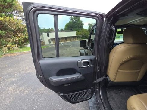 Used 2018 Jeep Wrangler Unlimited Sahara AWD/4WD image 30
