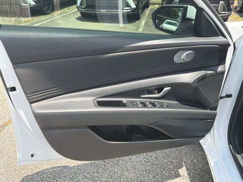 Used 2025 Hyundai Elantra Limited w/ Cargo Package FWD image 11