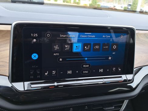 Certified 2025 Volkswagen Atlas SE image 21