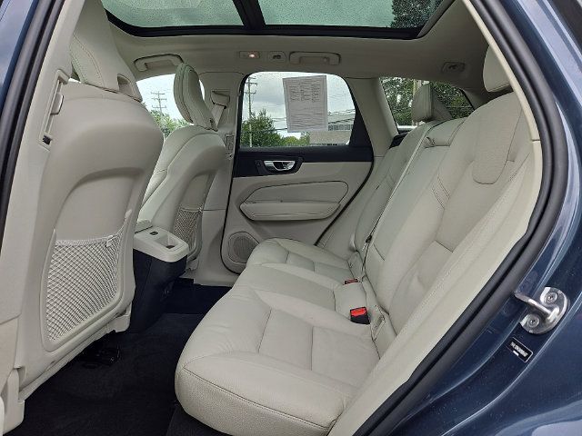 Used 2022 Volvo XC60 B5 Momentum w/ Climate Package AWD/4WD image 10
