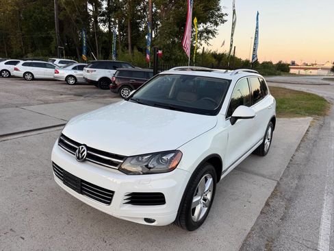 Used 2013 Volkswagen Touareg TDI image 2