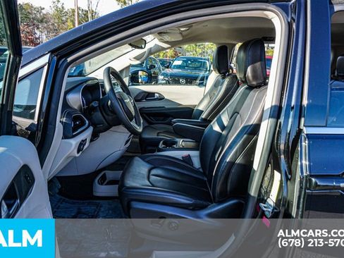 Used 2024 Chrysler Pacifica Select image 21