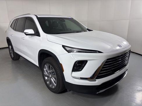 Used 2025 Buick Enclave Preferred image 2