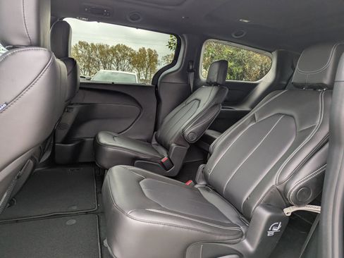 New 2026 Chrysler Pacifica Select FWD image 17