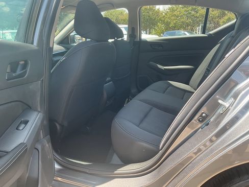 Used 2025 Nissan Altima 2.5 SV FWD image 11