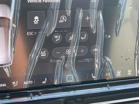 New 2025 Volkswagen Tiguan SE image 26