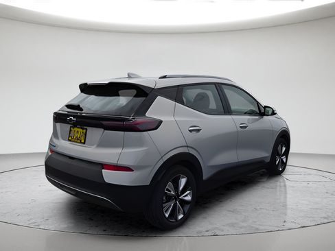 Used 2022 Chevrolet Bolt EUV LT w/ Convenience Package FWD image 3