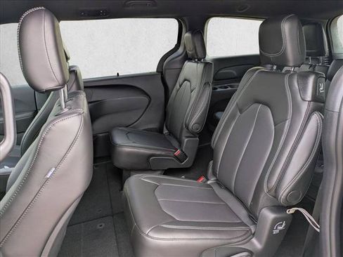 New 2026 Chrysler Pacifica Select w/ S Appearance Package FWD image 10