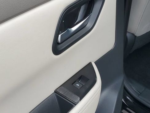 Used 2025 Nissan Rogue SV FWD image 18