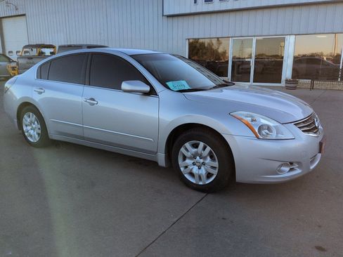 Used 2010 Nissan Altima 2.5 S FWD image 2