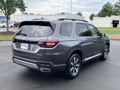 Used 2025 Honda Pilot Touring image 10