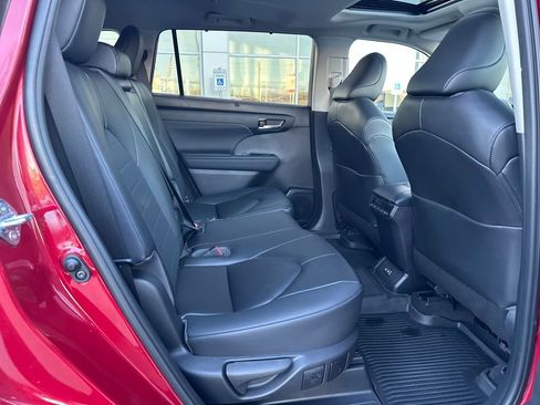 Used 2023 Toyota Highlander XLE image 17