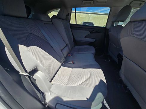Used 2022 Toyota Highlander LE AWD/4WD image 12