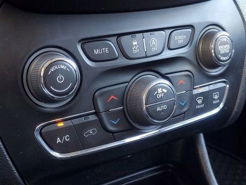 Used 2020 Jeep Cherokee Trailhawk w/ Cold Weather Group image 28