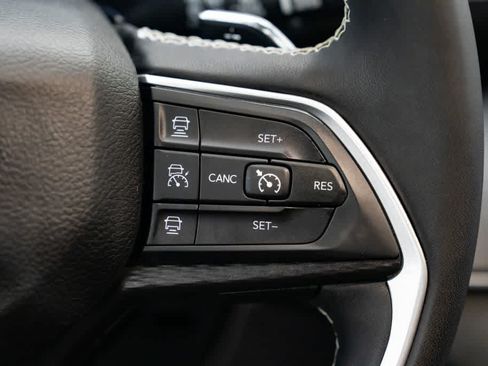 Used 2023 Jeep Grand Cherokee Laredo X AWD/4WD image 15