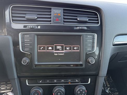 Used 2017 Volkswagen GTI SE image 19