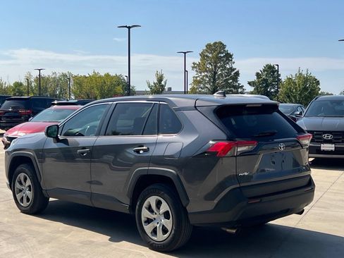 Used 2022 Toyota RAV4 LE FWD image 9
