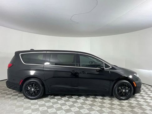 Used 2024 Chrysler Pacifica Touring-L FWD image 4
