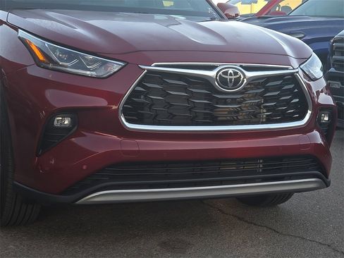 New 2026 Toyota Highlander Platinum image 9