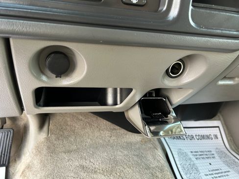 Used 2004 Chevrolet Suburban LS w/ Cargo Package RWD image 16