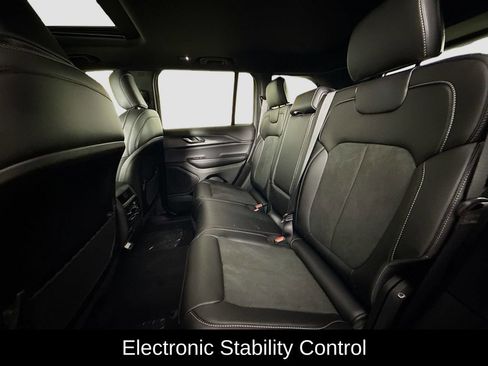 New 2025 Jeep Grand Cherokee Altitude image 11